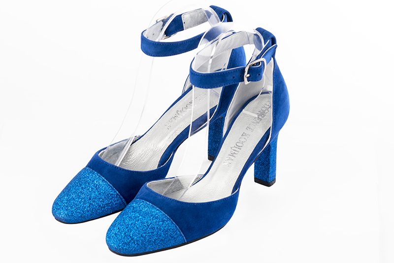 Electric blue women's open side shoes, with a strap around the ankle. Round toe. High kitten heels. Front view - Florence KOOIJMAN